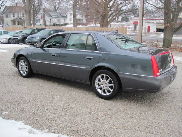 Cadillac DTS 2010 photo 1