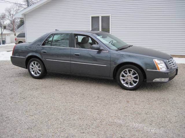 Cadillac DTS 2010 photo 2