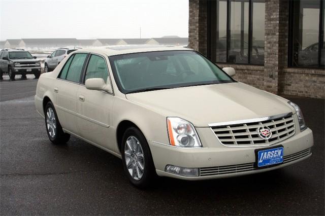 Cadillac DTS 2010 photo 1