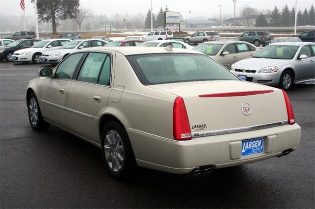 Cadillac DTS 2010 photo 3