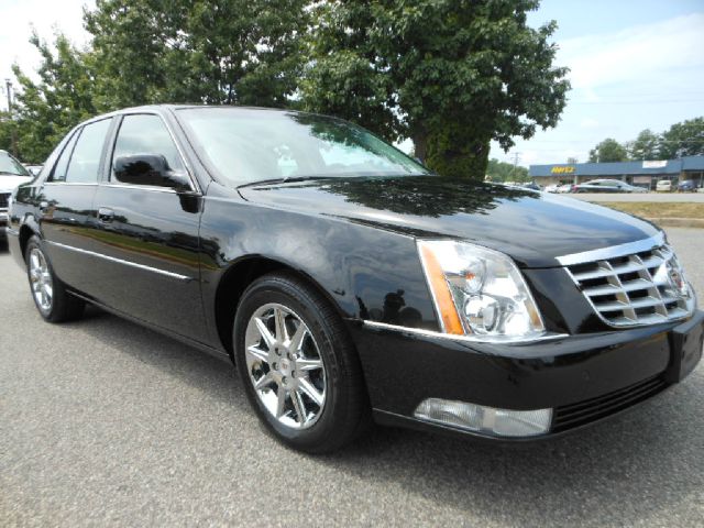 Cadillac DTS 2011 photo 2