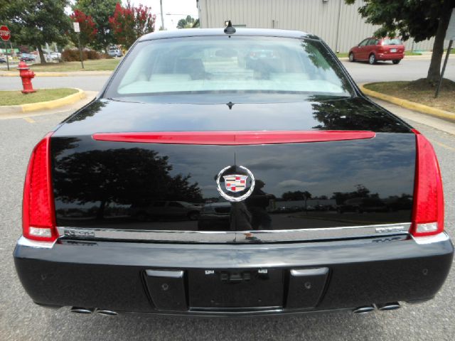 Cadillac DTS 2011 photo 3