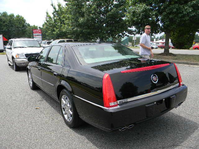 Cadillac DTS 2011 photo 2