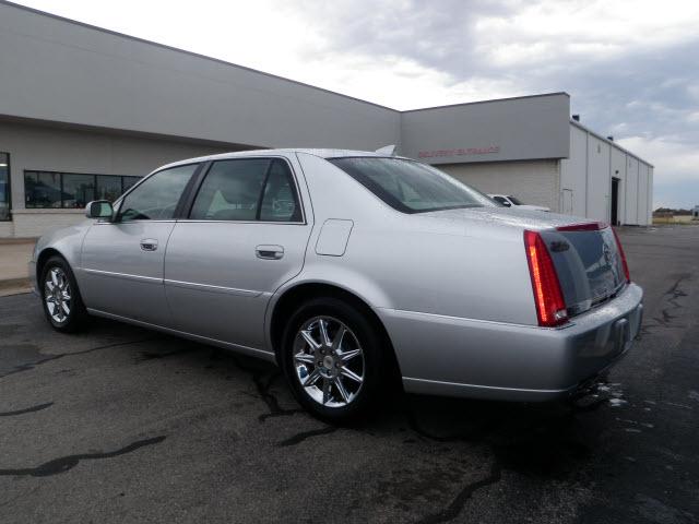 Cadillac DTS 2011 photo 2