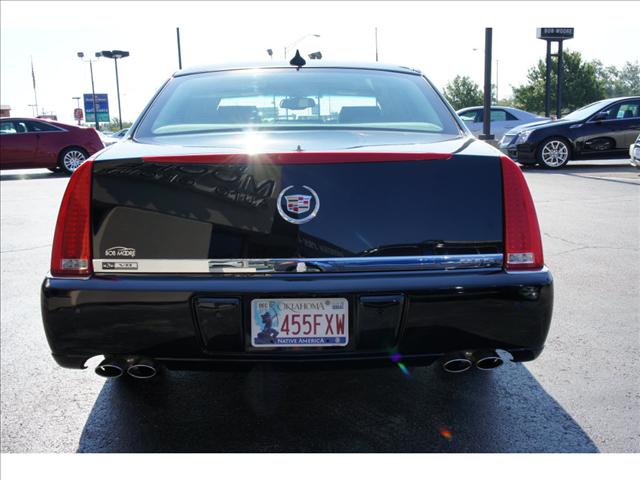 Cadillac DTS 2011 photo 2