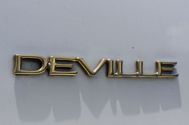 Cadillac Deville 2001 photo 2