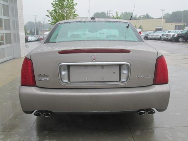 Cadillac Deville 2004 photo 2