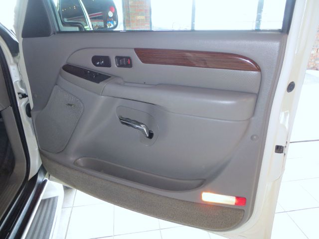 Cadillac Escalade ESV 2004 photo 19