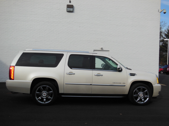 Cadillac Escalade ESV 2010 photo 1