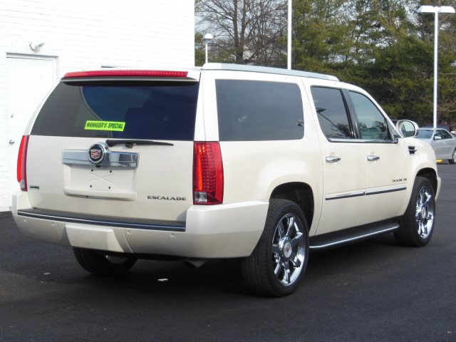 Cadillac Escalade ESV 2010 photo 2