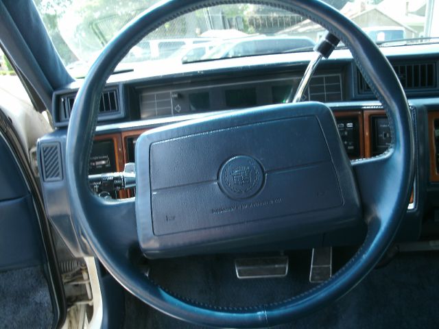 Cadillac Fleetwood 1990 photo 10