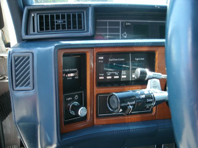 Cadillac Fleetwood 1990 photo 2