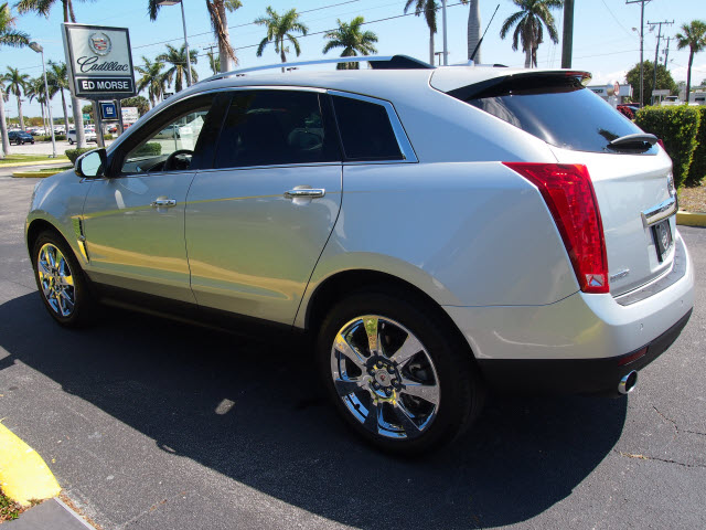 Cadillac SRX 2011 photo 2