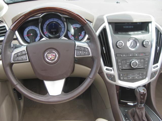 Cadillac SRX 2011 photo 2