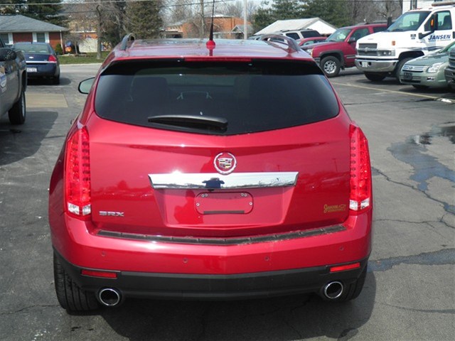 Cadillac SRX 2011 photo 2