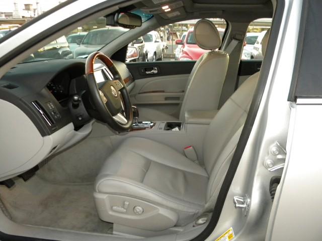 Cadillac STS 2011 photo 4