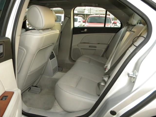 Cadillac STS 2011 photo 5