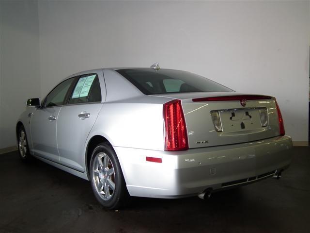 Cadillac STS 2011 photo 4