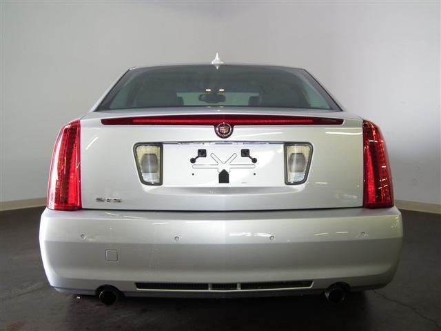 Cadillac STS 2011 photo 5