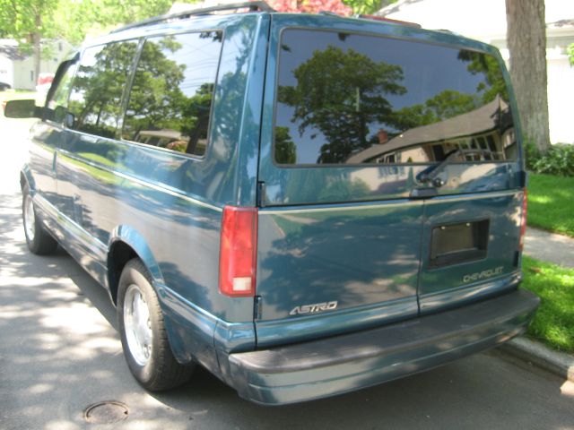 Chevrolet Astro 2000 photo 1