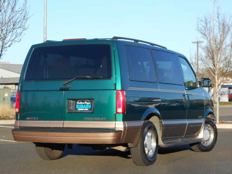 Chevrolet Astro 2001 photo 4