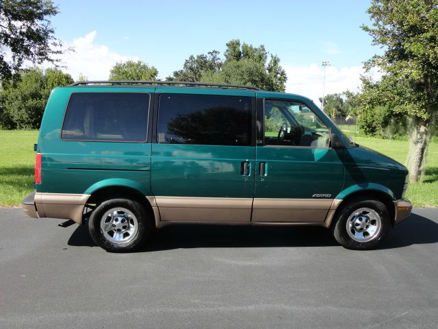 Chevrolet Astro 2001 photo 3