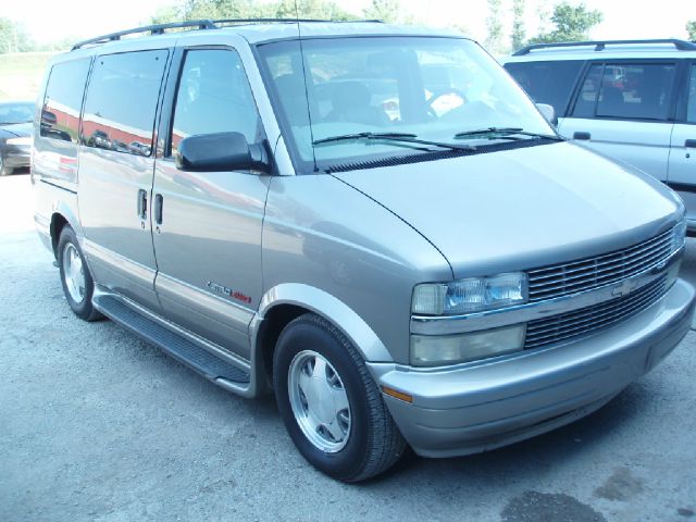 Chevrolet Astro 2001 photo 2