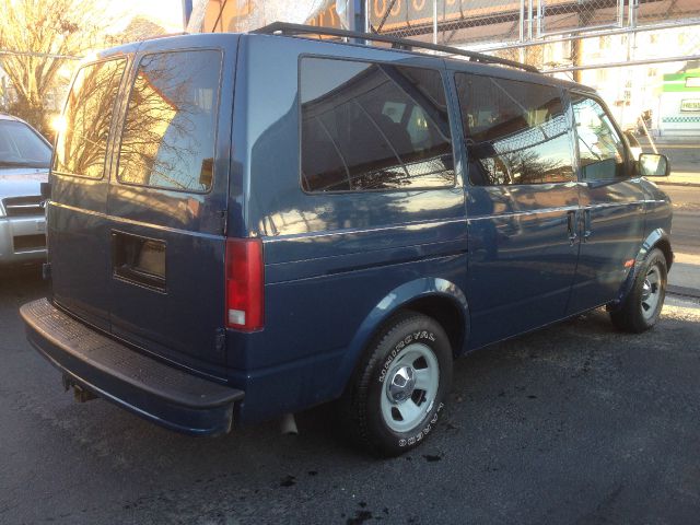 Chevrolet Astro 2002 photo 3