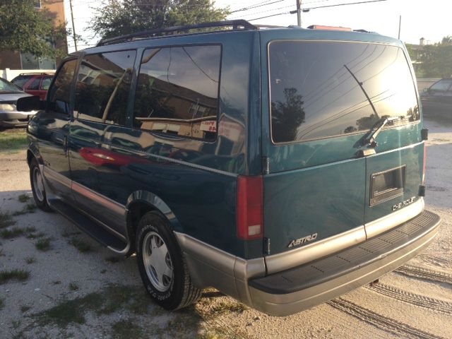 Chevrolet Astro 2002 photo 2