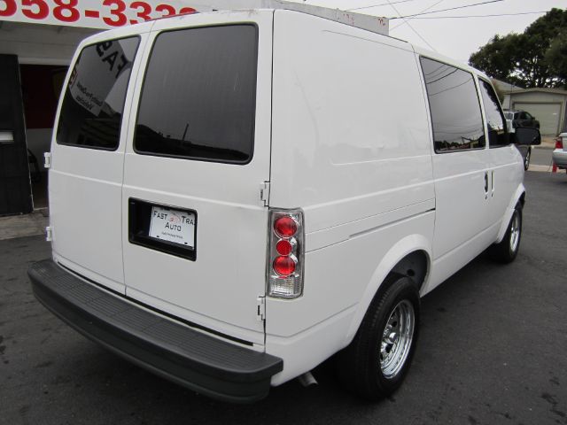 Chevrolet Astro 2002 photo 3