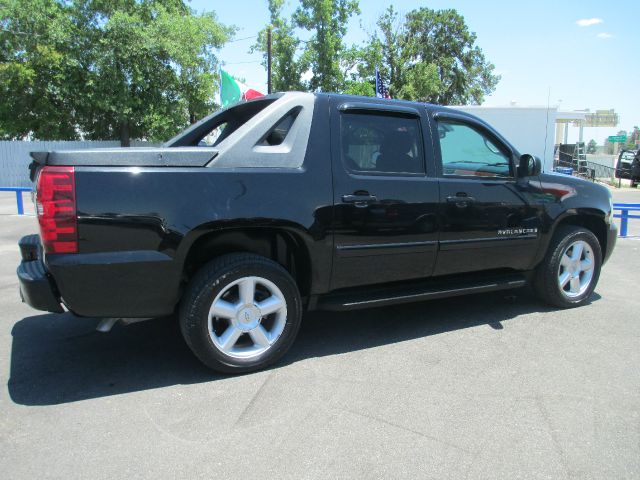 Chevrolet Avalanche 2004.5 WGN FWD Pickup Truck