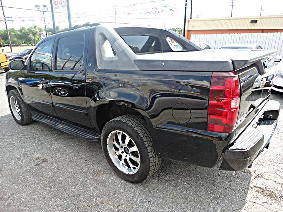 Chevrolet Avalanche 2004.5 WGN FWD Pickup Truck