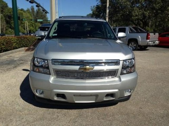 Chevrolet Avalanche 2011 photo 2