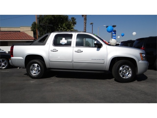 Chevrolet Avalanche 2011 photo 2