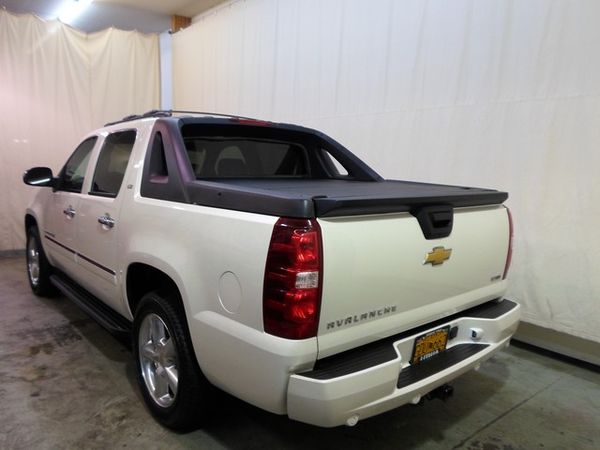 Chevrolet Avalanche 2011 photo 4