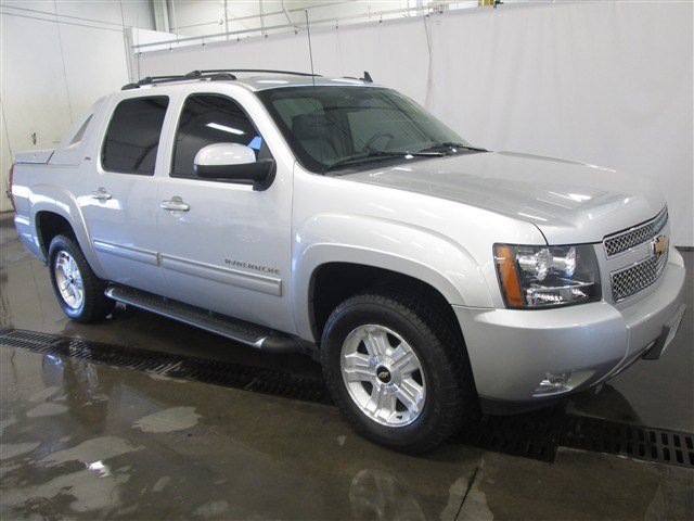 Chevrolet Avalanche 2011 photo 2