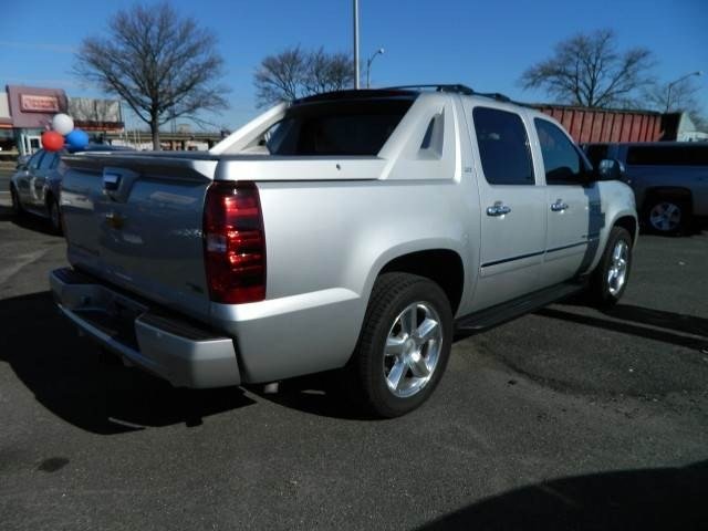 Chevrolet Avalanche 2011 photo 2