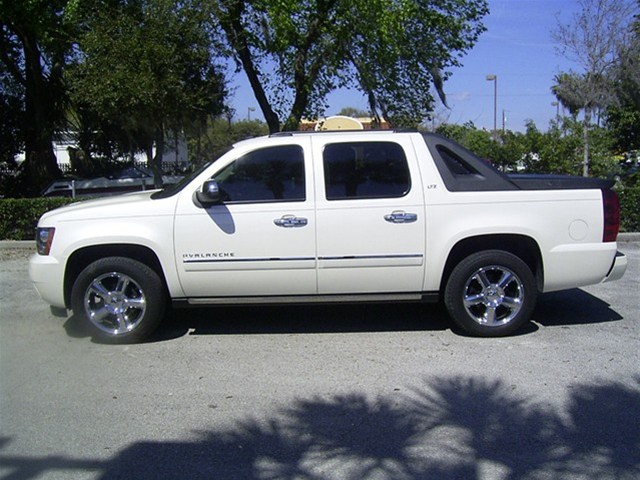 Chevrolet Avalanche 2011 photo 4