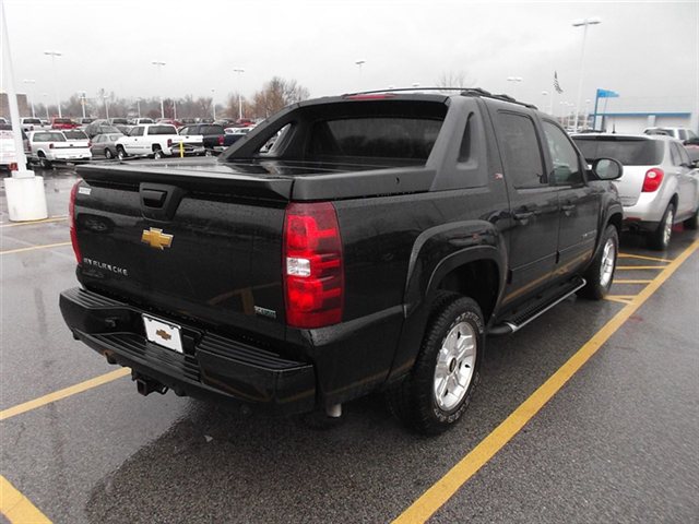 Chevrolet Avalanche 2011 photo 2