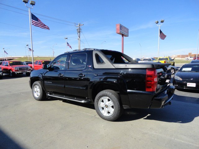 Chevrolet Avalanche 2011 photo 2