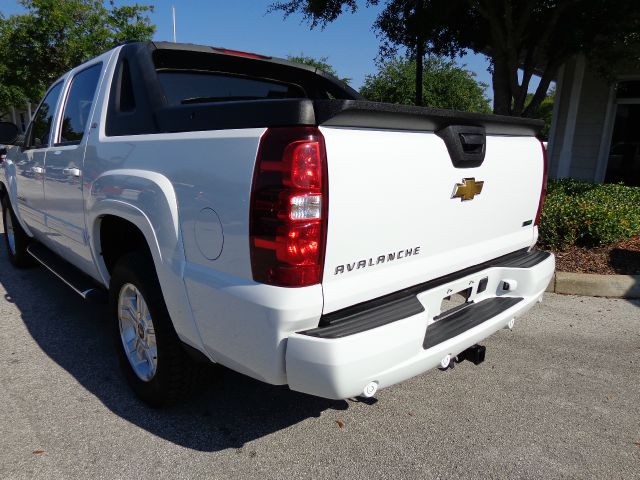 Chevrolet Avalanche 2011 photo 14