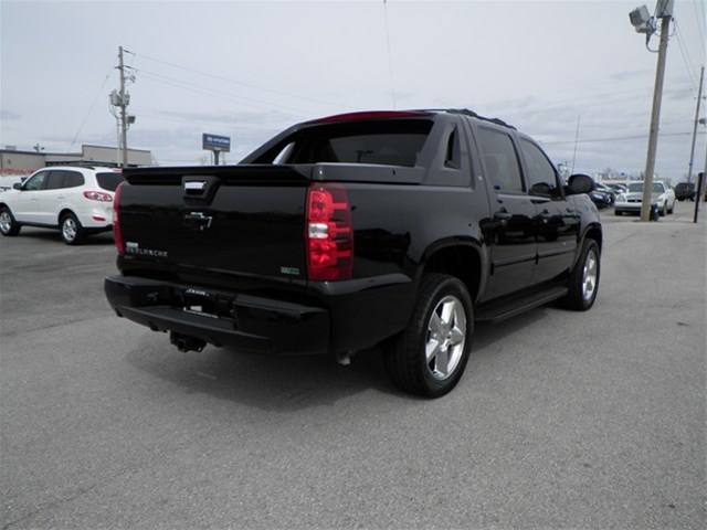 Chevrolet Avalanche 2011 photo 3