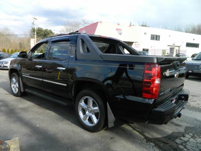 Chevrolet Avalanche 2011 photo 2