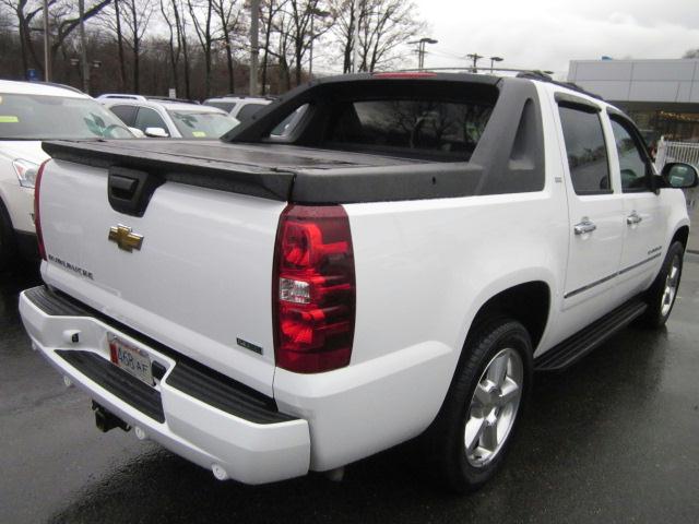 Chevrolet Avalanche 2011 photo 2