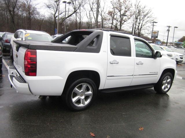 Chevrolet Avalanche 2011 photo 3