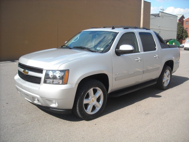 Chevrolet Avalanche 2011 photo 2