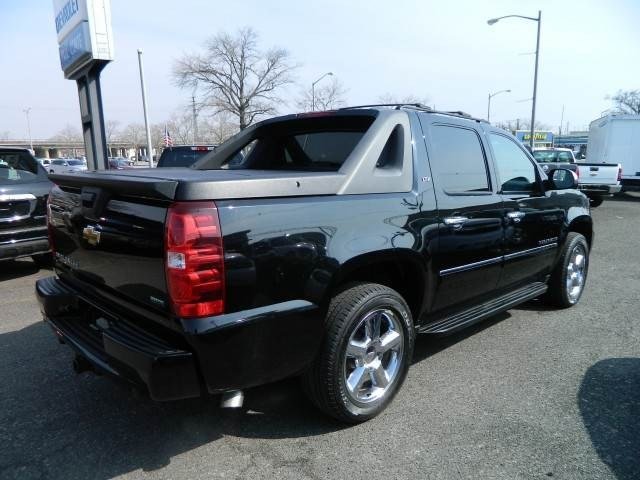 Chevrolet Avalanche 2011 photo 2