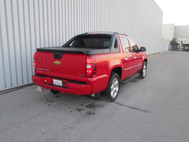 Chevrolet Avalanche 2011 photo 2