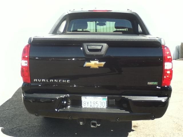 Chevrolet Avalanche 2011 photo 2