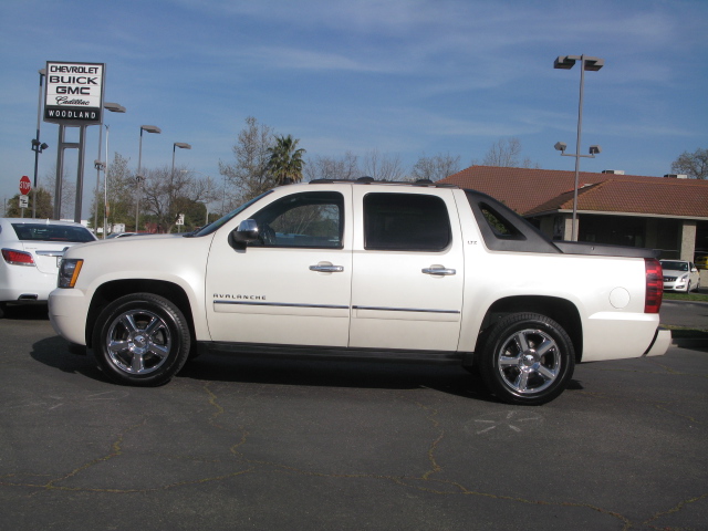 Chevrolet Avalanche 2011 photo 2